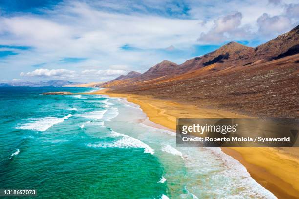 cofete beach washed by waves, fuerteventura, canary islands - fuerteventura bildbanksfoton och bilder