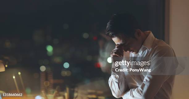 joven estresado y preocupado - distressed stock market people fotografías e imágenes de stock