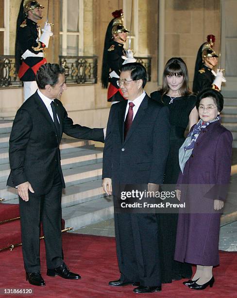 French President Nicolas Sarkozy welcomes Chinese President Hu Jintao, French First Lady Carla Bruni Sarkozy and Chinese President's wife Liu...