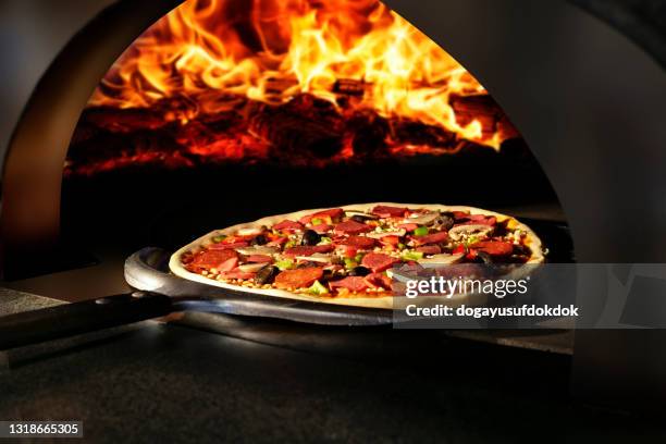 pizza assada no forno de pedra. - oven - fotografias e filmes do acervo