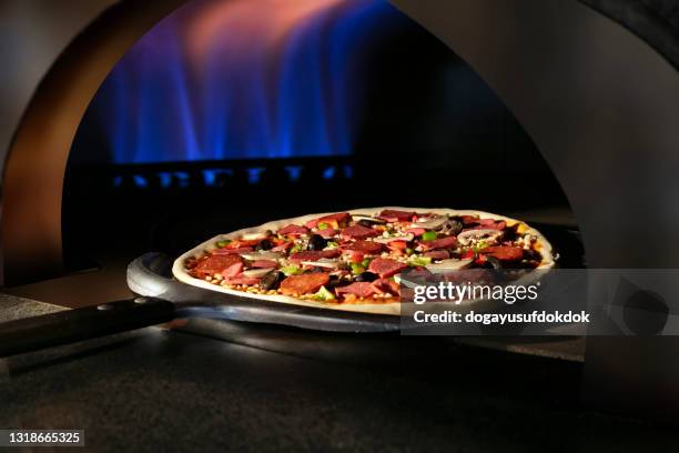 pizza assada no forno de pedra. - oven - fotografias e filmes do acervo