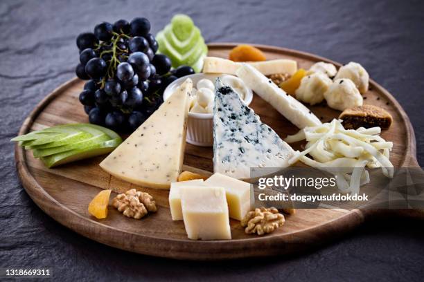 variété de fromages et raisins sur planche de bois. - cheese board photos et images de collection