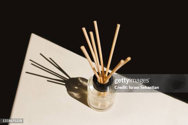 horizontal front view of an air freshener on a black wooden background. - luchtverfrisser stockfoto's en -beelden