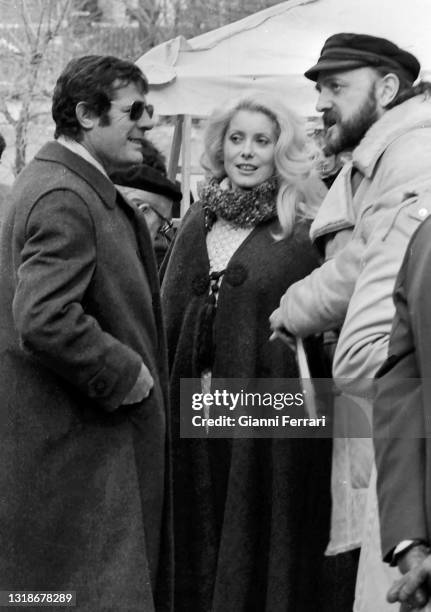 French Actress Catherine Deneuve with her partner, Italian actor Marcello Mastroianni , in a break from filming “La femme aux bottes rouges”, Madrid,...