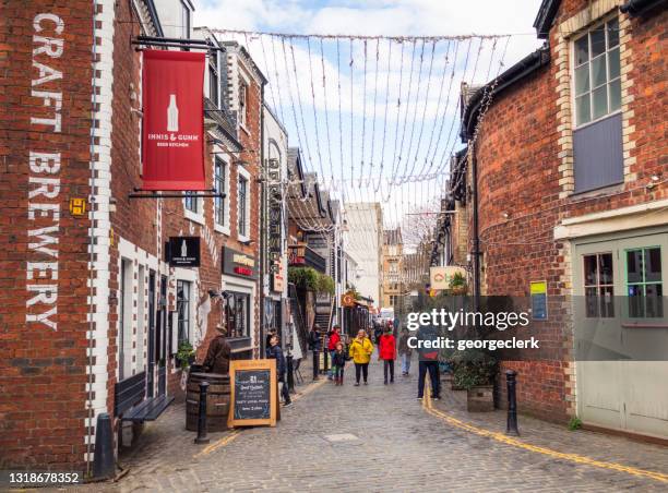 ashton lane in glasgow's west end - brewer street stock pictures, royalty-free photos & images