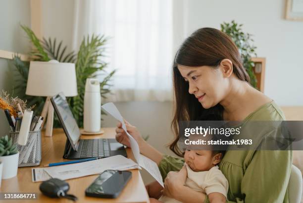 kvinnlig ekonomi för familjen. - bank statement bildbanksfoton och bilder