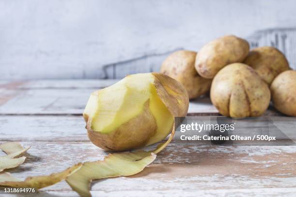 close-up of potatoes on table - batata imagens e fotografias de stock