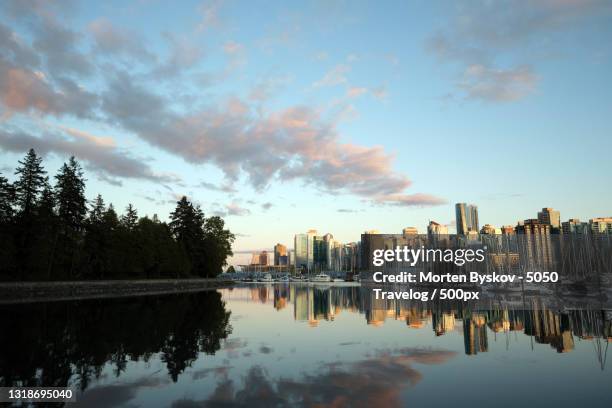 scenic view of lake by buildings against sky,coal harbour,canada - puerto de coal fotografías e imágenes de stock