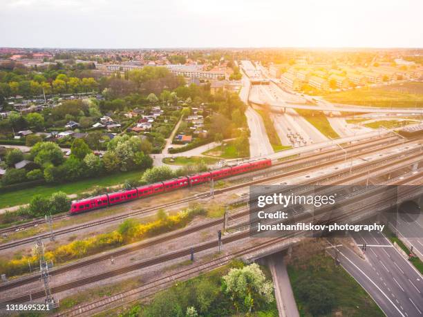 pendeln sie mit der eletric s-bahn - elektrischer zug stock-fotos und bilder