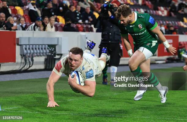 Sam Simmonds of Exeter Chiefs dives to score his third try during the Gallagher Premiership Rugby match between London Irish and Exeter Chiefs at...