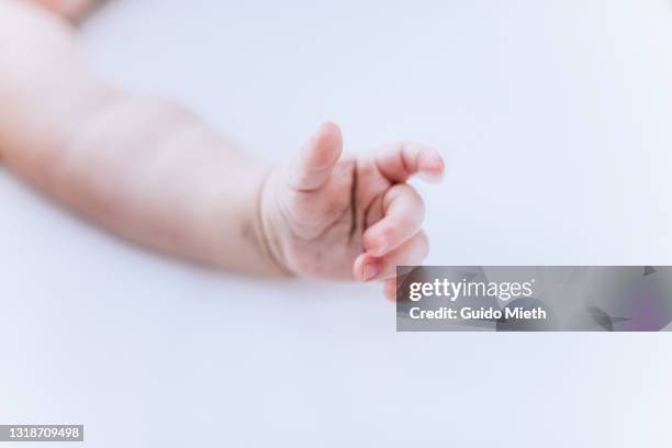 baby hand in the air. - baby close up bed photos et images de collection