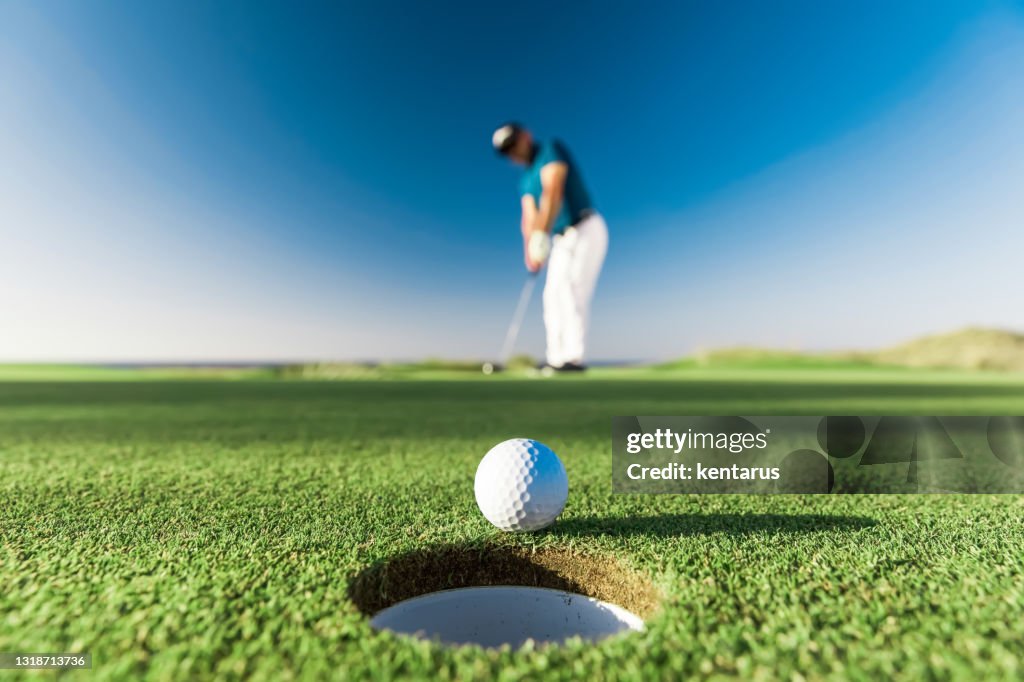 Golfspieler macht einen erfolgreichen Schlag - Links Golf