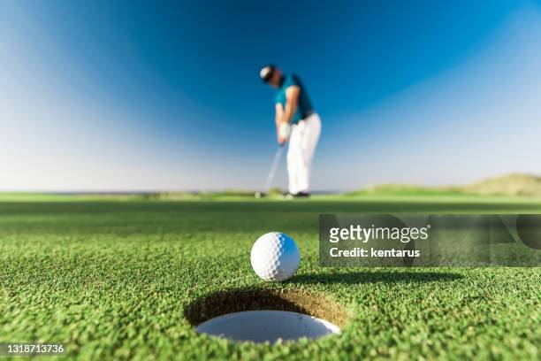 golfspieler macht einen erfolgreichen schlag - links golf - golf stock-fotos und bilder