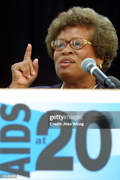 Former U. S. Surgeon General M. Joycelyn Elders makes a point as she speaks June 5, 2001 during an AIDS policy symposium in Washington, D. C.
