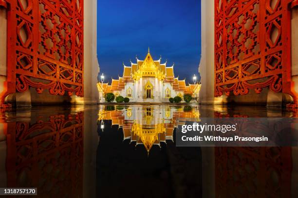 the bangkok marble temple, wat benchamabophit dusit wanaram. bangkok, thailandia. - wat pho - fotografias e filmes do acervo