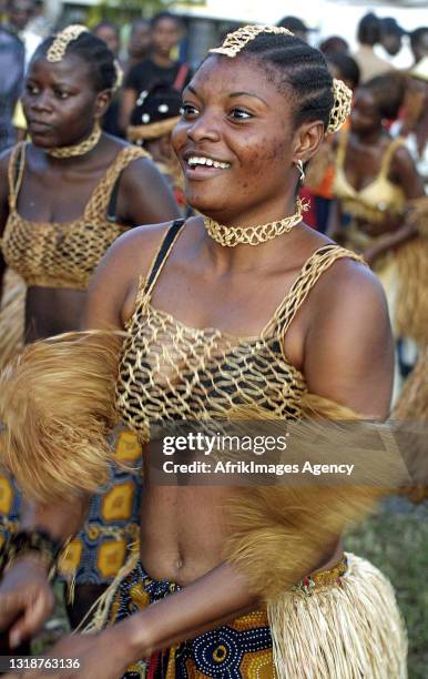 Dancer of 'Mbatwa', a traditional dance from northern Gabon , during the 7th edition of the Fete des cultures de Libreville, June 27, 2004. Une...
