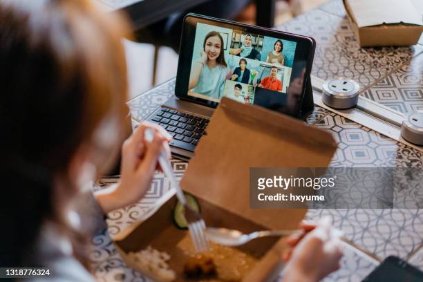 junge frau video ruft kollegen während der mittagspause - indian lunch stock-fotos und bilder