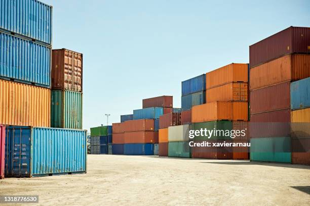 gestapelde intermodale containers bij binnenlandse haven - vrachtcontainer stockfoto's en -beelden
