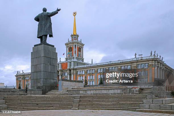 Statue of Lenin and City Council Executive Committee building / City Administrative building in Yekaterinburg, Sverdlovsk Oblast, Siberia, Russia.