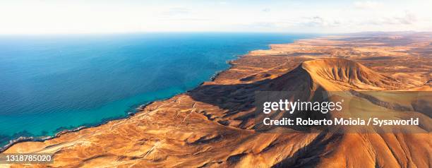 red mountain montana roja, fuerteventura - corralejo stock pictures, royalty-free photos & images