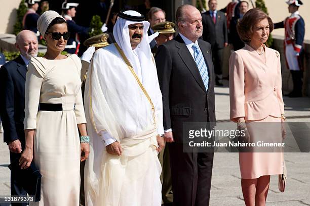 Queen Sofia of Spain and King Juan Carlos I of Spain bid farewell to the Emir of the State of Qatar Sheikh Hamad Bin Khalifa Al-Thani and Sheikha...