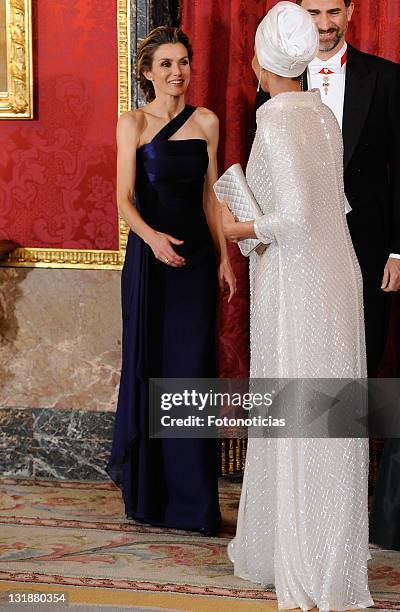 Princess Letizia of Spain and Prince Felipe of Spain receive Sheikha Mozah Bint Nasser at the Gala Dinner in honour of the Emir of the State of Qatar...