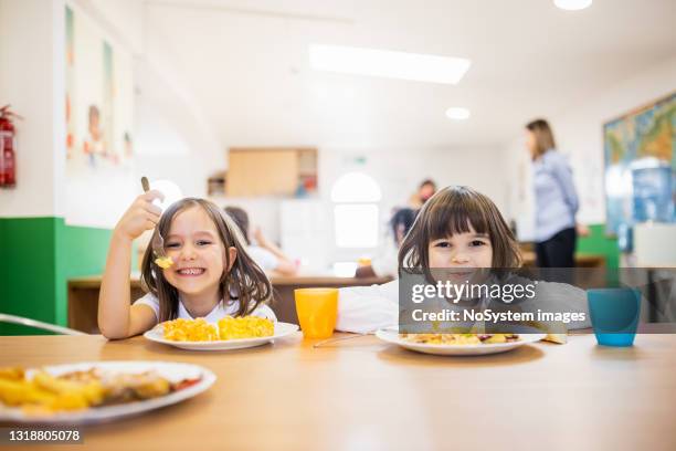 primary school children on lunch break at school cafeteria - cantina imagens e fotografias de stock