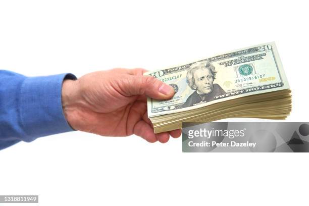 paying cashm us dollars - money talks refrán en inglés fotografías e imágenes de stock