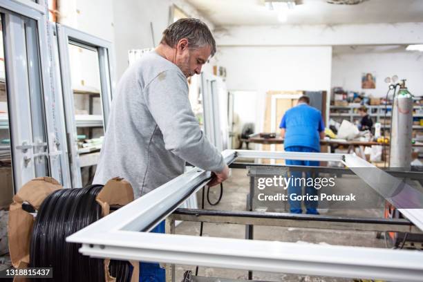 interiores de fábrica para la fabricación de ventanas y puertas de pvc - pvc fotografías e imágenes de stock