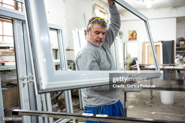 fabrieksinterieurs voor de productie van pvc ramen en deuren - pvc stockfoto's en -beelden