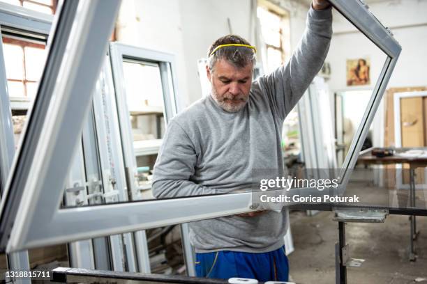 intérieurs d’usine pour la fabrication de fenêtres et de portes en pvc - aluminium photos et images de collection