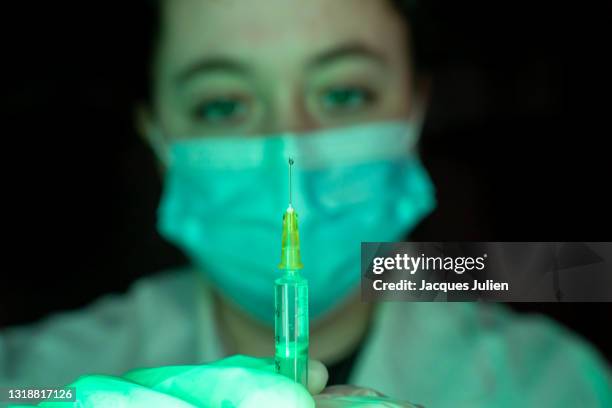 scientist with covid-19 vaccine - virus pox photos et images de collection