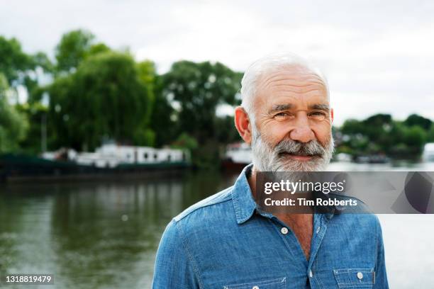 portrait of man looking at camera - オジチャン ストックフォトと画像