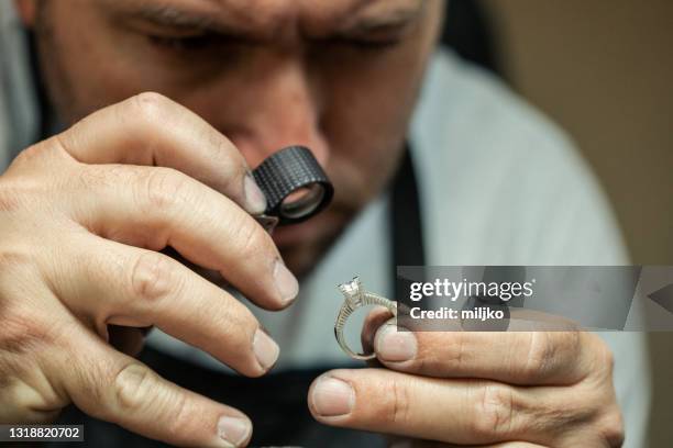 vervaardiging van sieraden - loup stockfoto's en -beelden