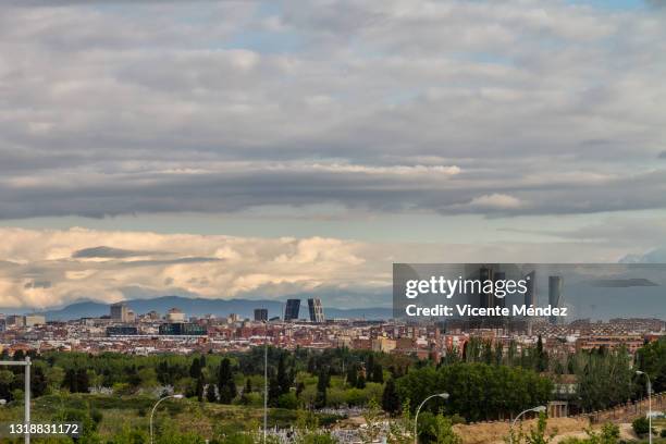 panoramic view of the city of madrid from the east - paseo de la castellana madrid fotografías e imágenes de stock