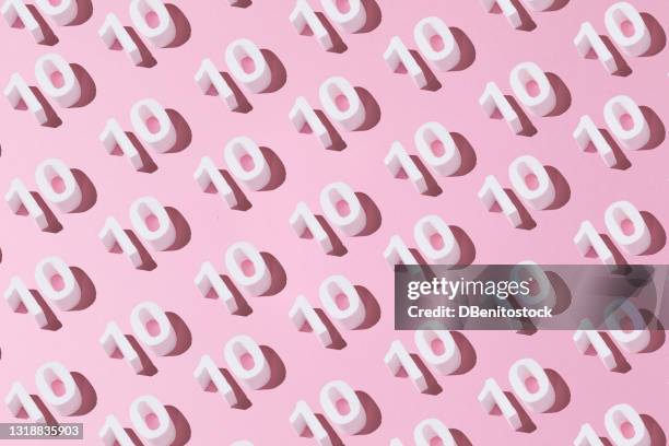 white diagonal pattern 10 on pink background. 10th anniversary concept - 10° aniversario fotografías e imágenes de stock
