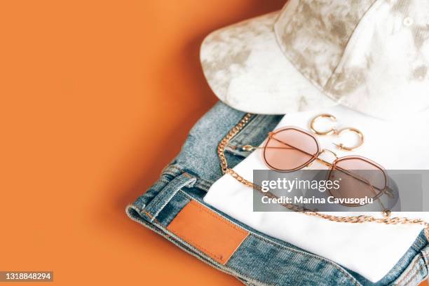 basic stylish woman summer outfit. flat lay with sunglasses, jean shorts, white t-shirt and accessories. - flat cap stock-fotos und bilder