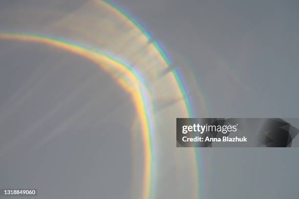 trendy photography effect of sun light rainbow water reflection over gray background for overlay - aveugle photos et images de collection