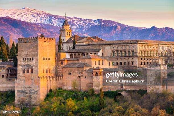 het paleis alhambra bij schemer in granada, andalusië, spanje - alhambra and granada stockfoto's en -beelden