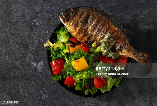 gebratenes dorado und frischer salat-top-ansicht - fish fry stock-fotos und bilder