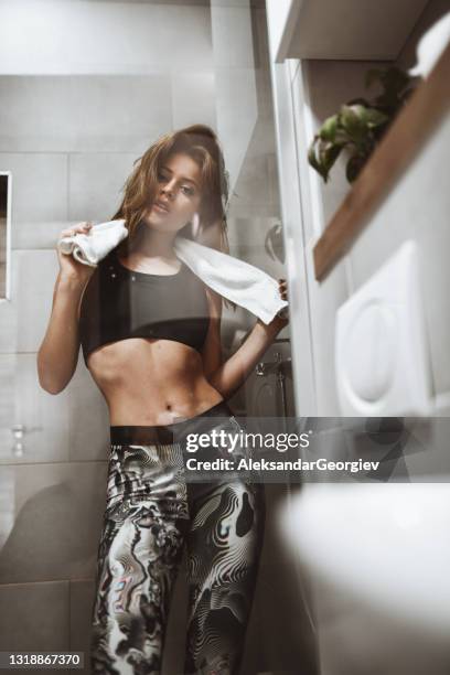 atletische vrouwelijke schoonheid klaar voor douche na training - mirror steam stockfoto's en -beelden