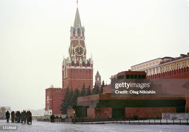 Group of tourists walk past the Lenin Mausoleum December 14, 2000 on Red Square in Moscow. Russia''s State Duma will hear debates December 15, 2000...