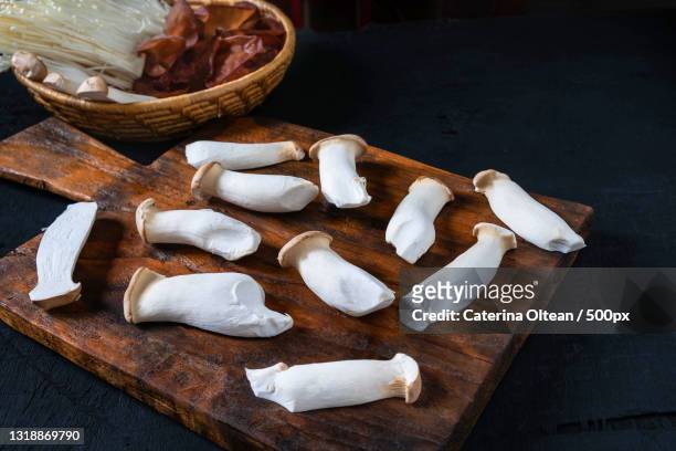 high angle view of food on cutting board - king trumpet mushroom - fotografias e filmes do acervo