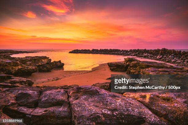 scenic view of sea against dramatic sky during sunset,darwin,northern territory,australia - territorio del nord foto e immagini stock
