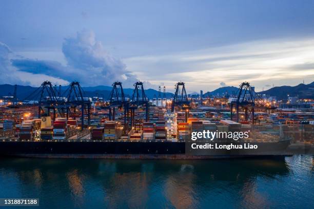 container shipping terminals at night - guangdong province stock pictures, royalty-free photos & images