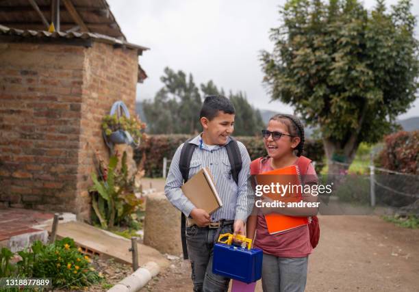 niños felices que se van a la escuela - devolución del saque fotografías e imágenes de stock