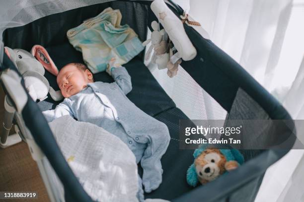 vista ad angolo alto asiatico cinese bambino che dorme in un presepe - culla foto e immagini stock