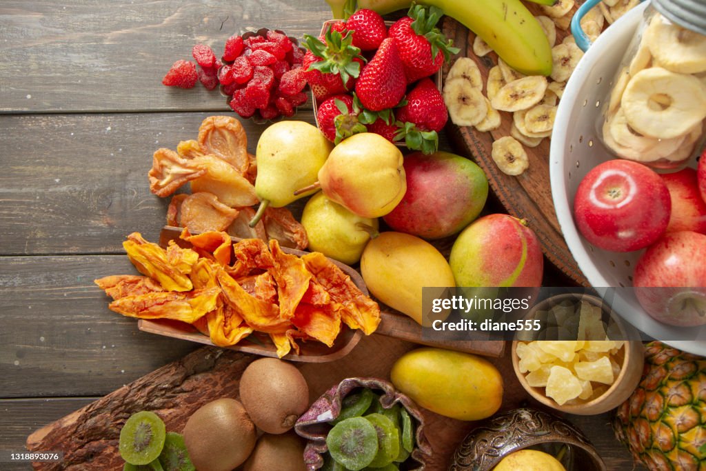 Verschiedene frische und getrocknete Früchte