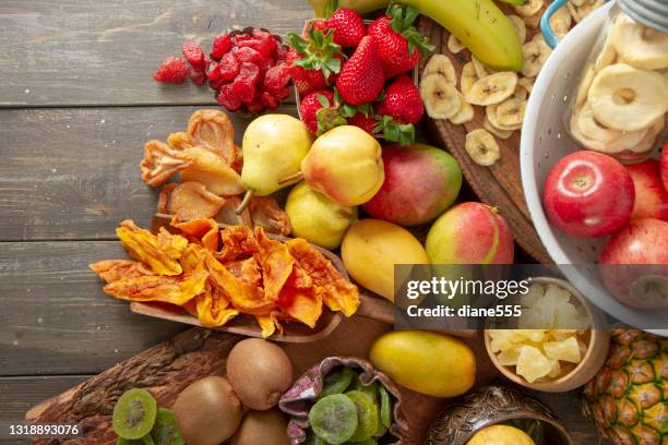 surtido de fruta fresca y seca - fruta seca fotografías e imágenes de stock