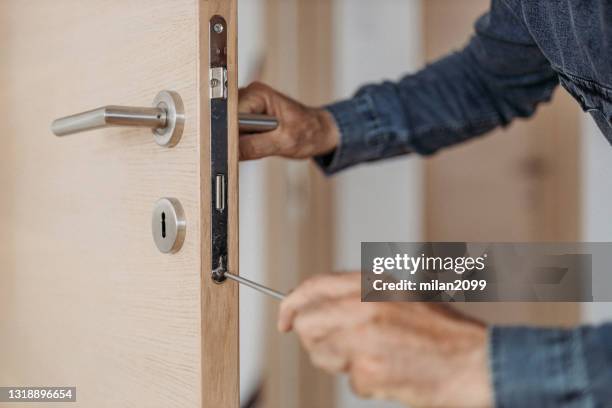 fixieren zu hause hobby - schloss-abschließen stock-fotos und bilder